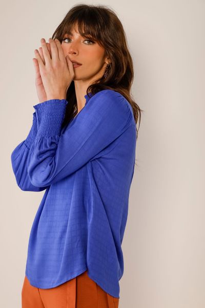 camisa-azul-viscose-maquinetada-manga-com-lastex-detalhe-36