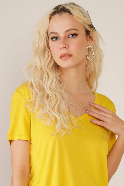 camiseta-amarela-decote-v-New Year-detalhe-p